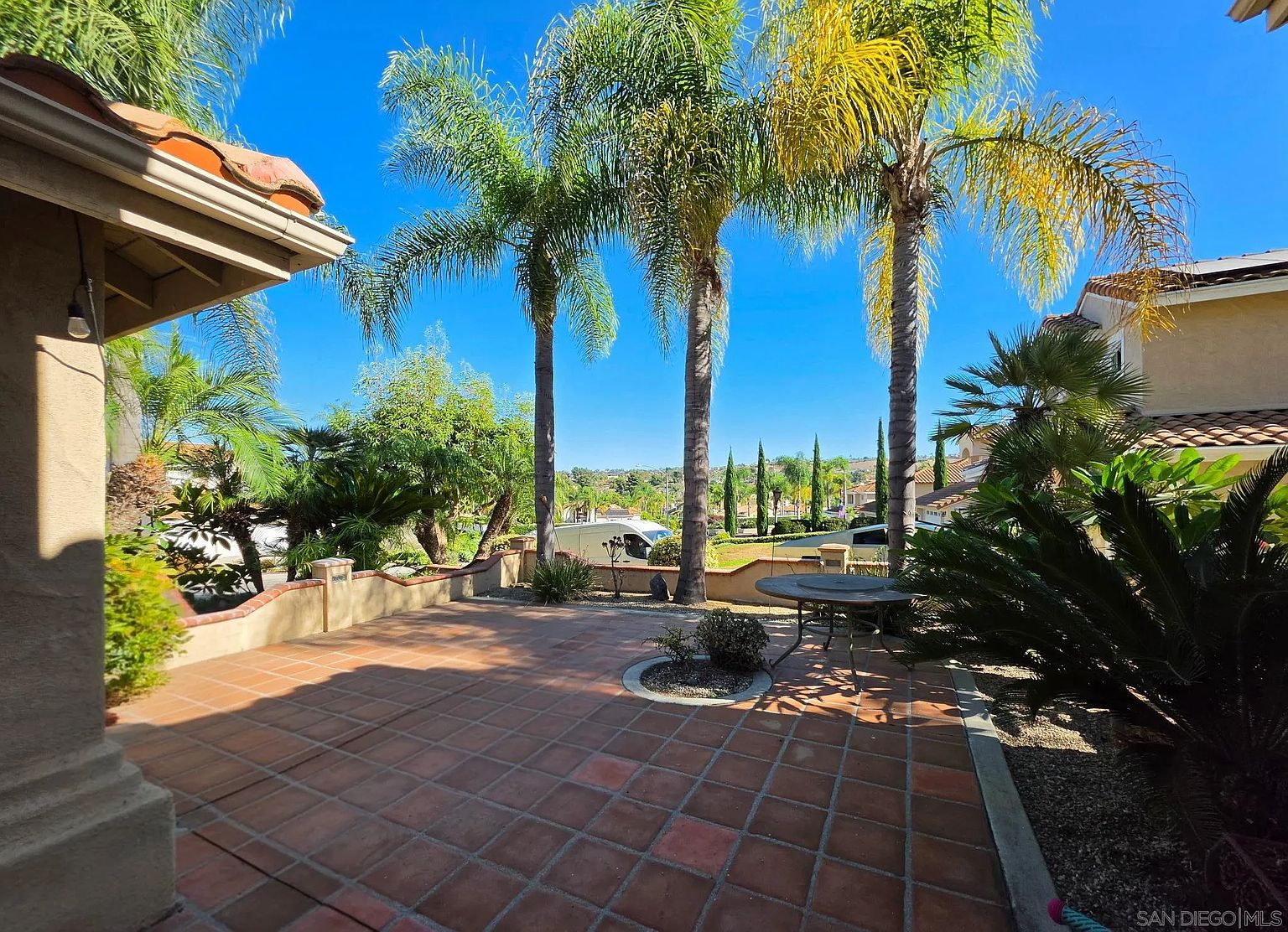 615 Dorinda Dr photo 4