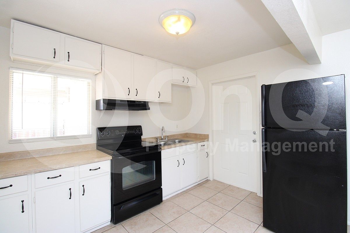2202 N 23rd Pl photo 3