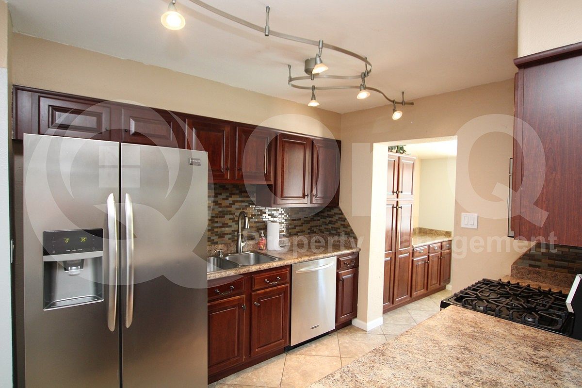 425 E Continental Dr photo 4