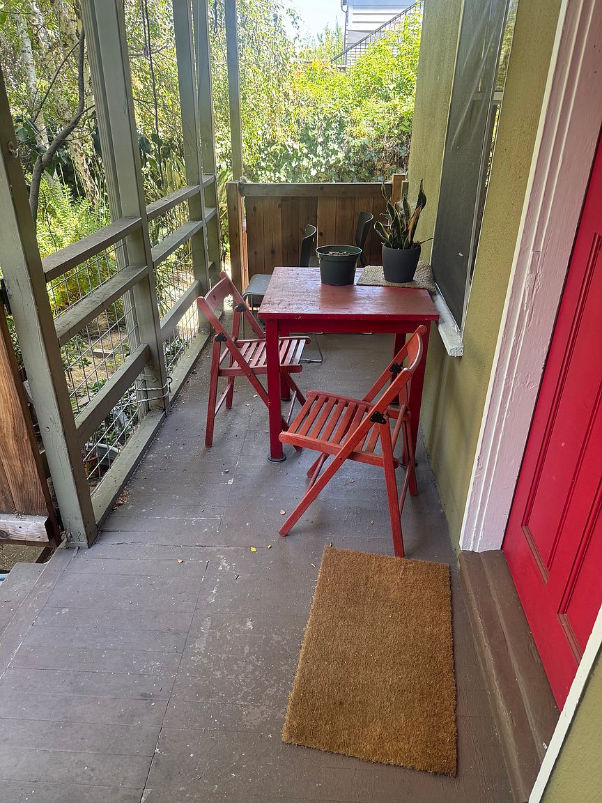 1BR/1BA Duplex on E 28th St · Oakland photo 2