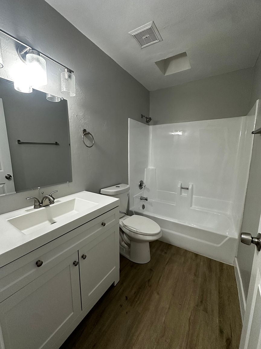 2721 E Marconi Ave photo 3