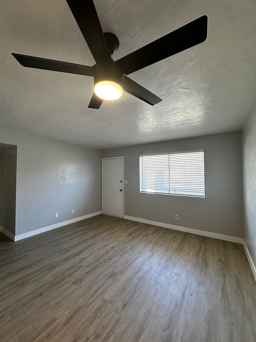2721 E Marconi Ave photo 2