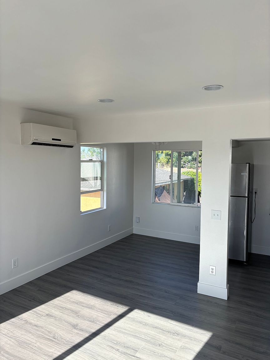 3966-3970 Teak St photo 2