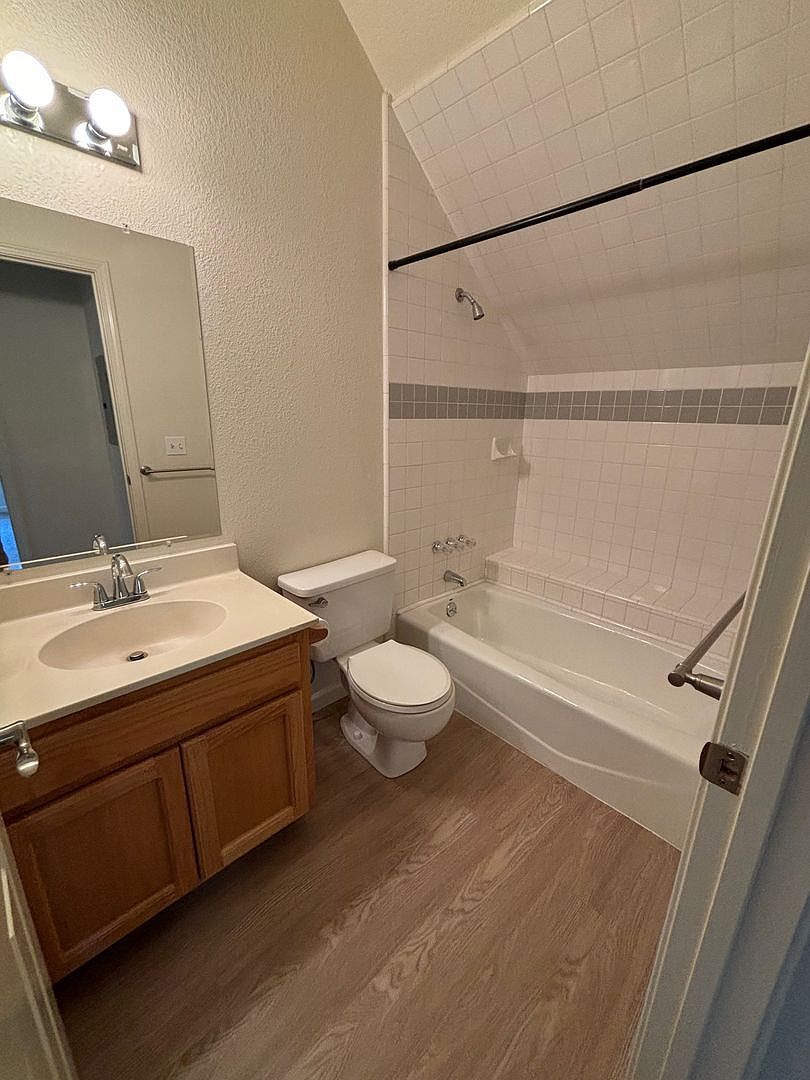 2063B Hoen Ave photo 5