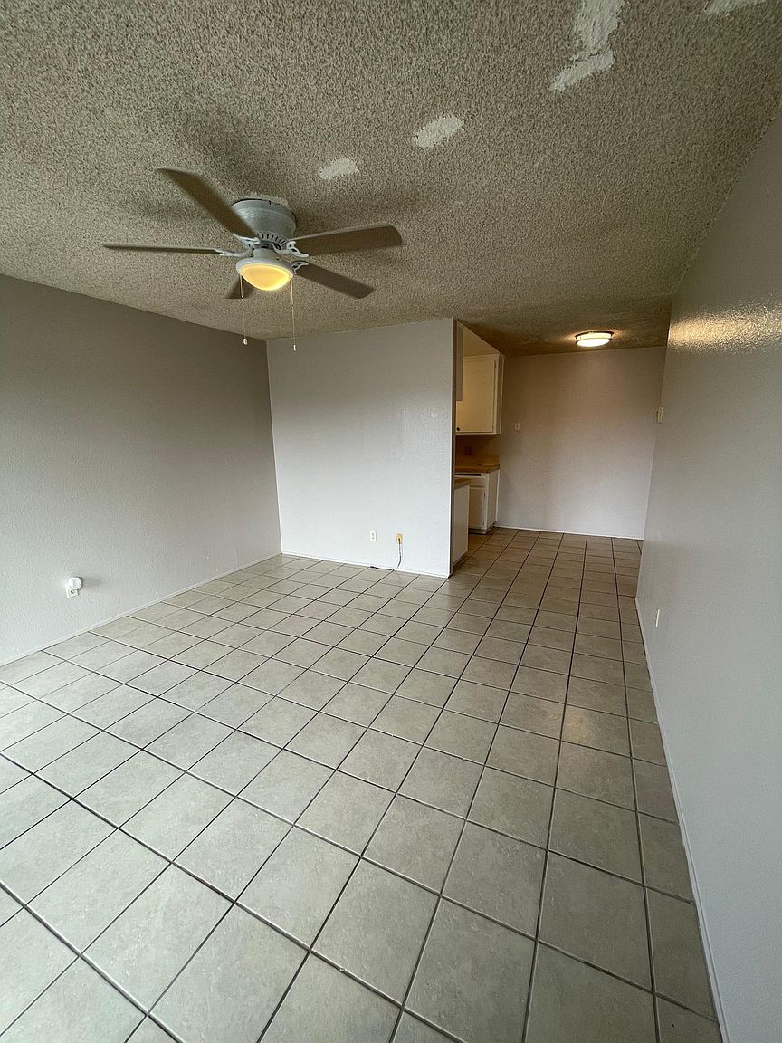 2004 D Ave photo 3