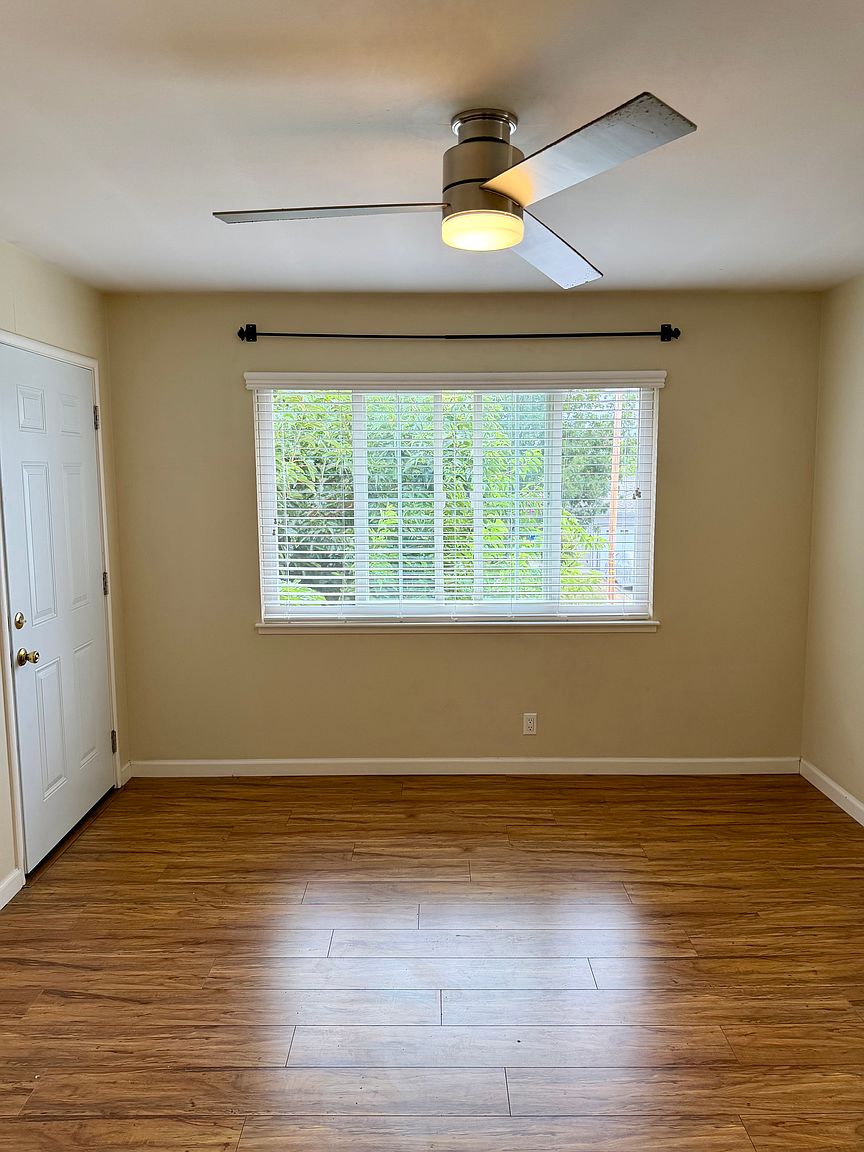 321 Kuehnis Dr photo 4