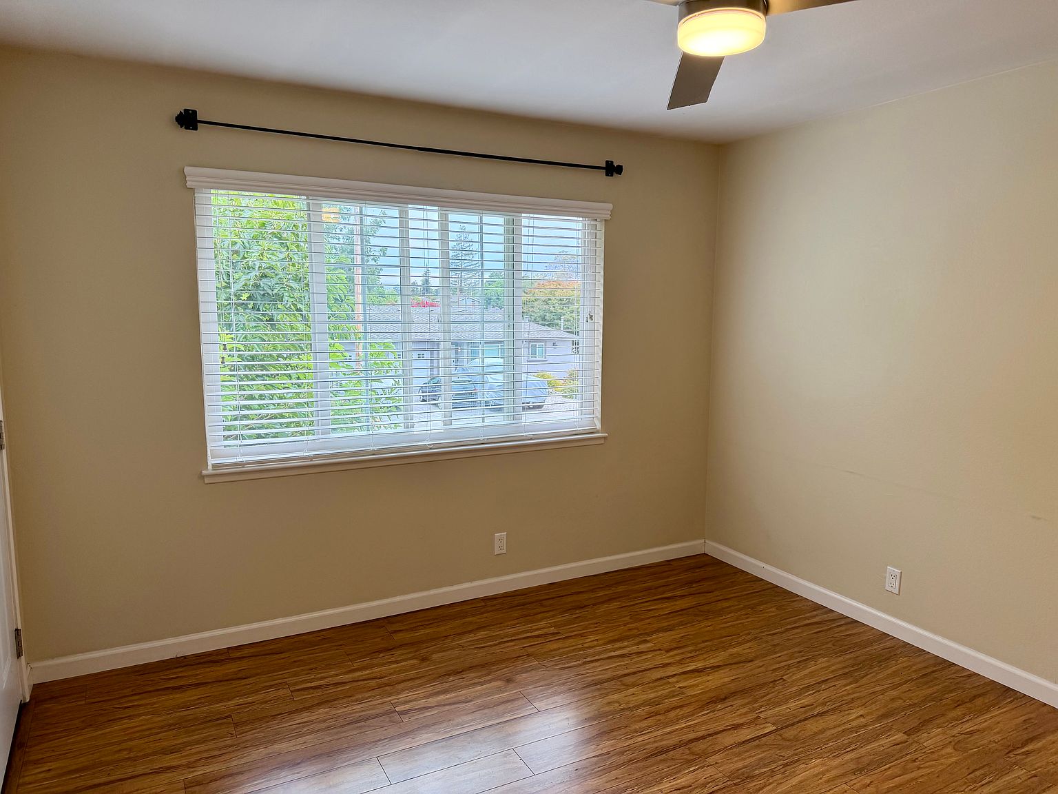 321 Kuehnis Dr photo 3