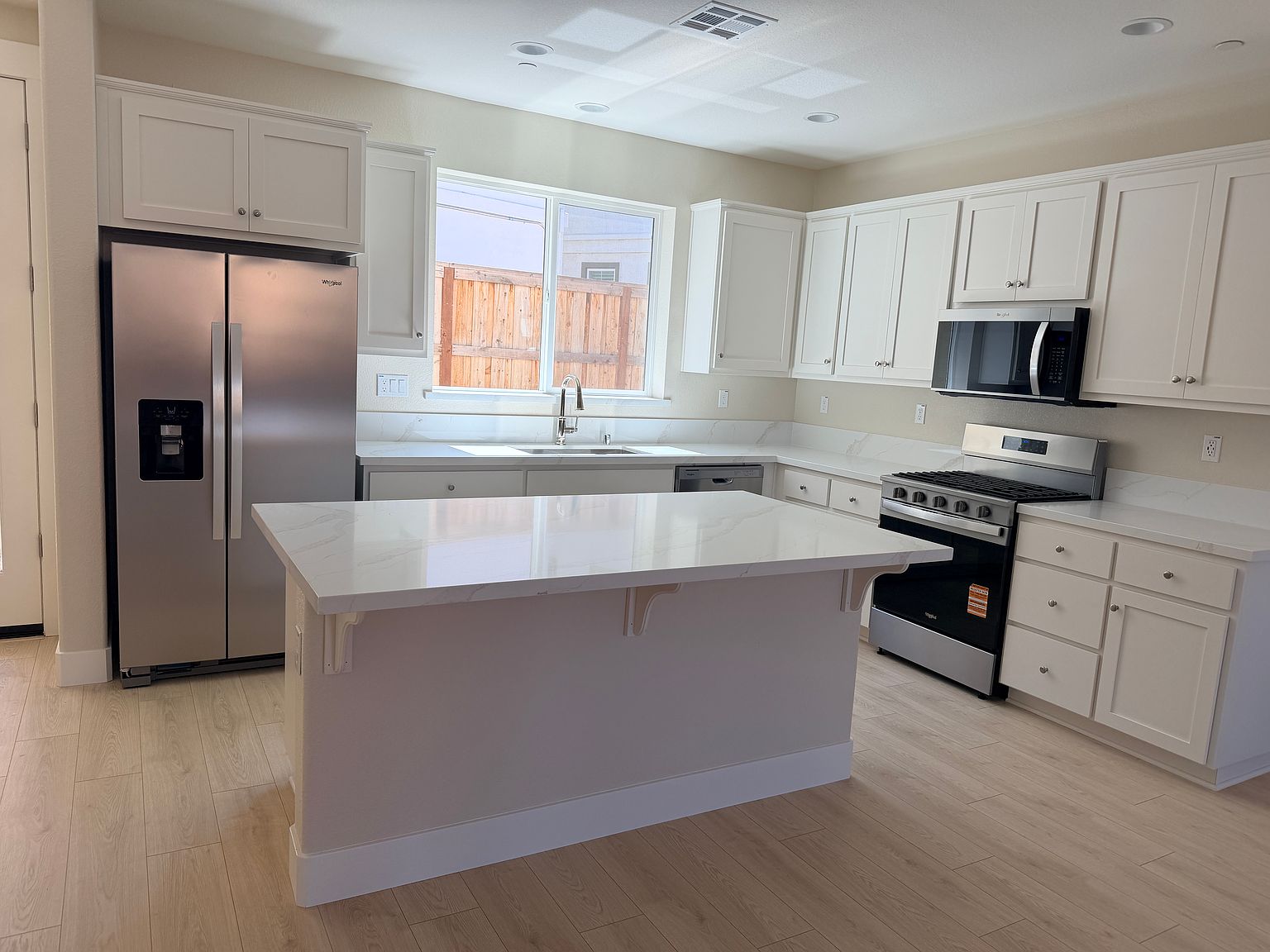 2417 Golden Way photo 4
