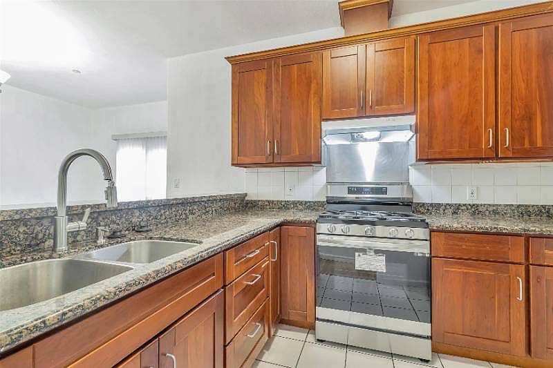 2BR/1BA Apartment on International Blvd · Oakland photo 2
