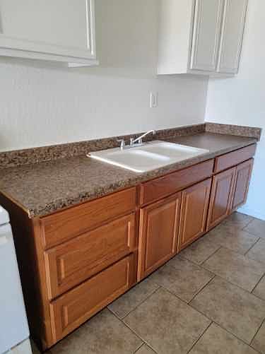 2203 E McKinley St photo 3