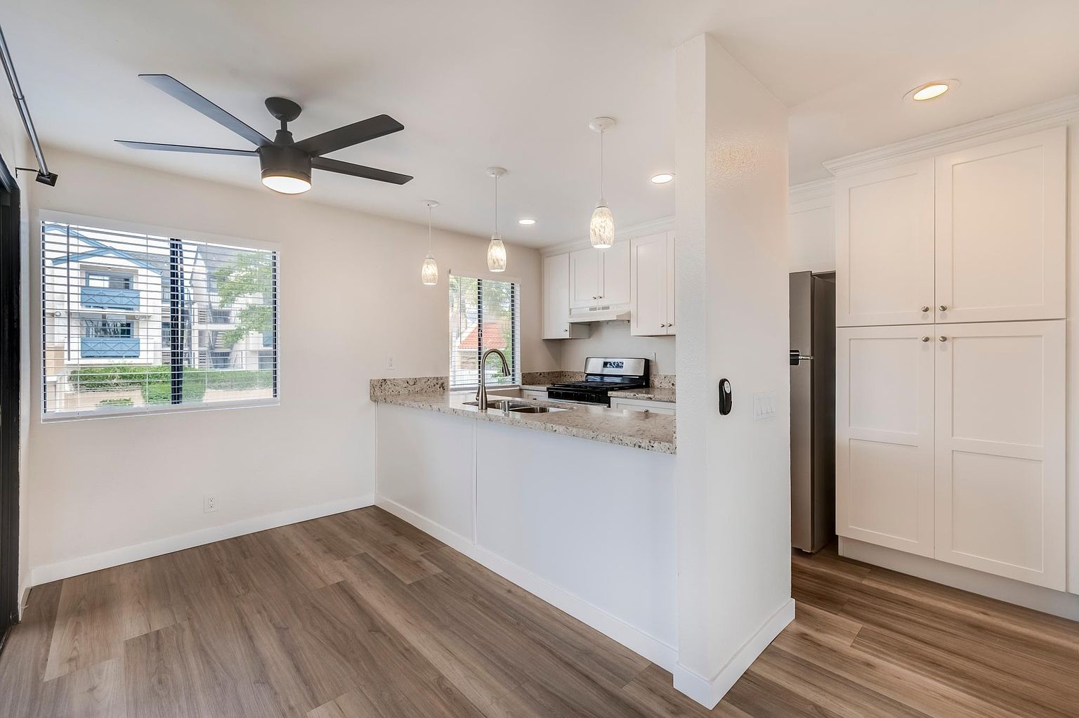 582 Arizona St photo 2