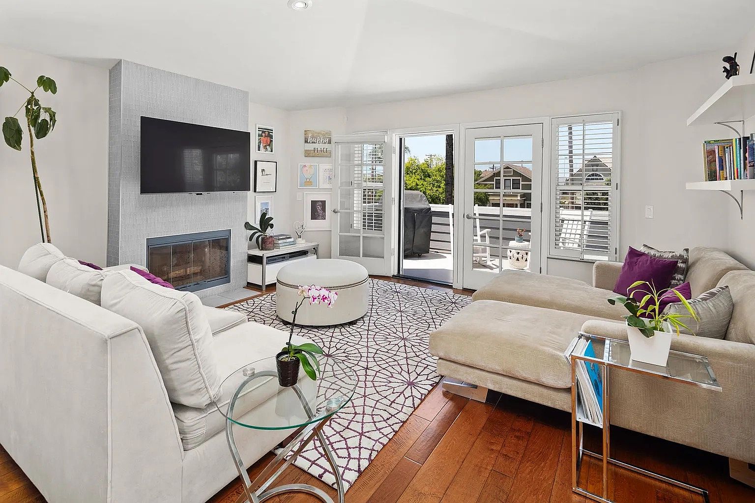 569 E Ave photo 3