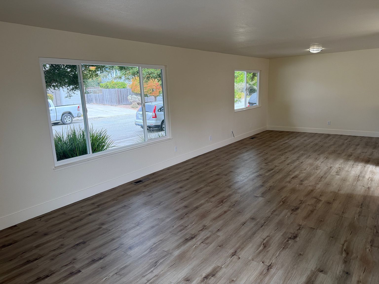 2069 Dolphin Dr photo 4
