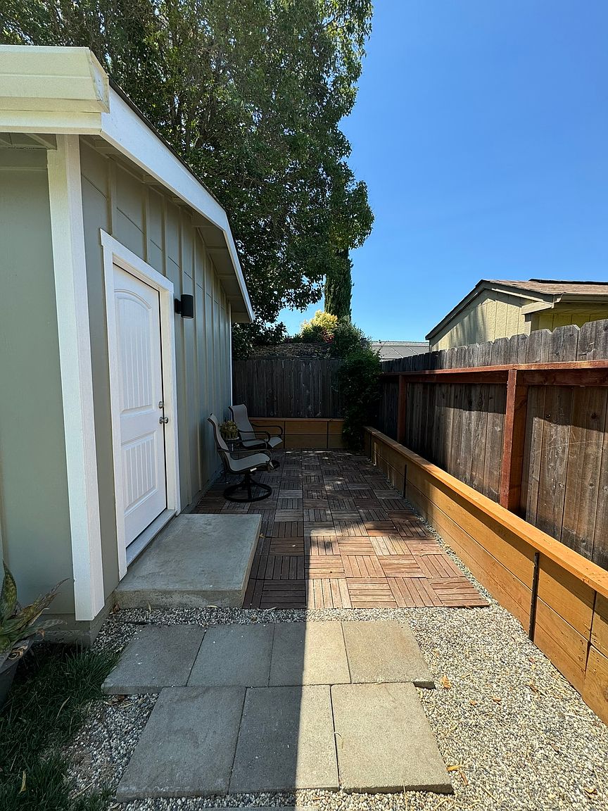 2037 Coronado Ave photo 2