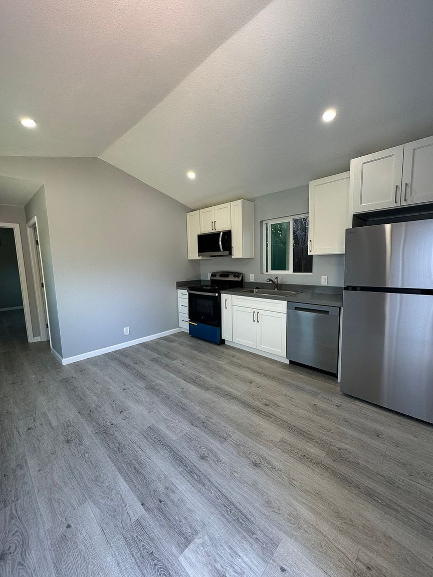 2037 Coronado Ave photo 4