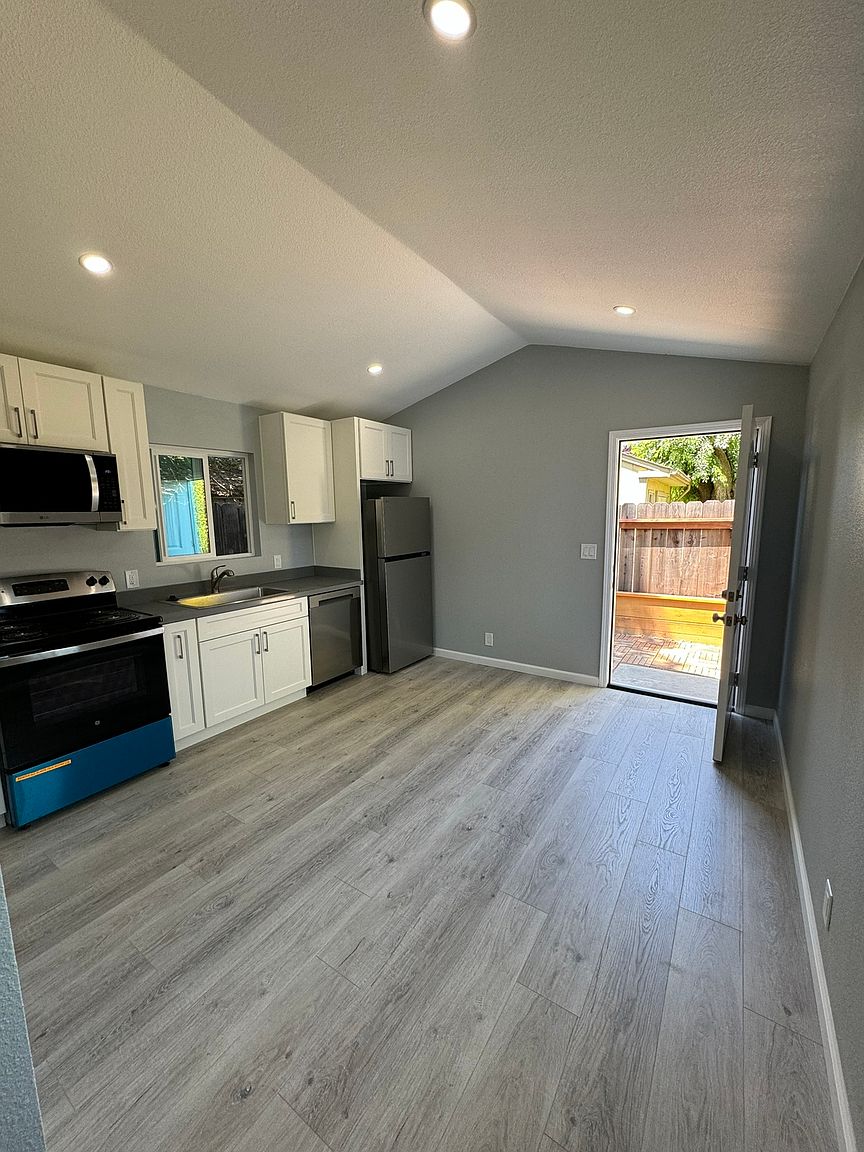 2037 Coronado Ave photo 5