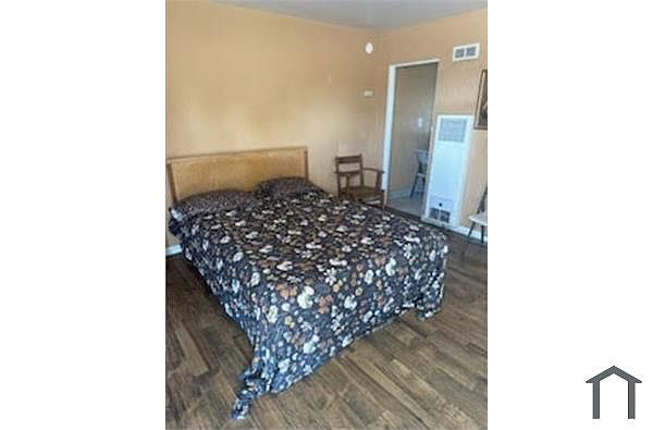 8002 Broadway photo 3
