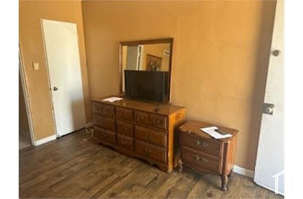 8002 Broadway photo 4