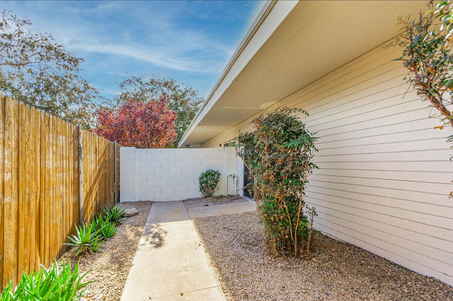 2 beds  2.0 baths (935 sqft) photo 5