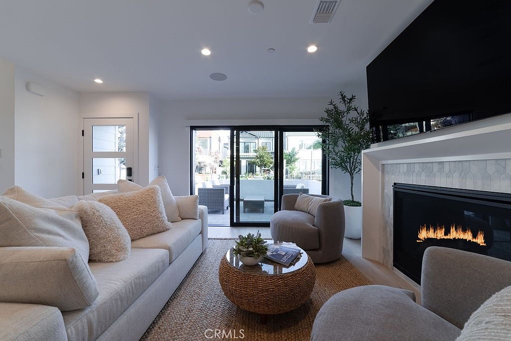 603 Acacia Ave photo 4