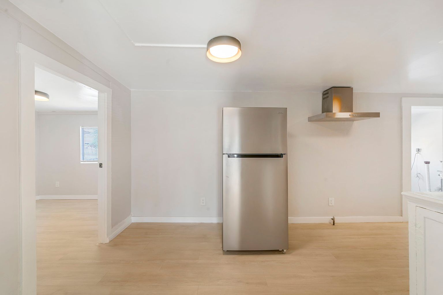 3290 Logan Ave photo 4