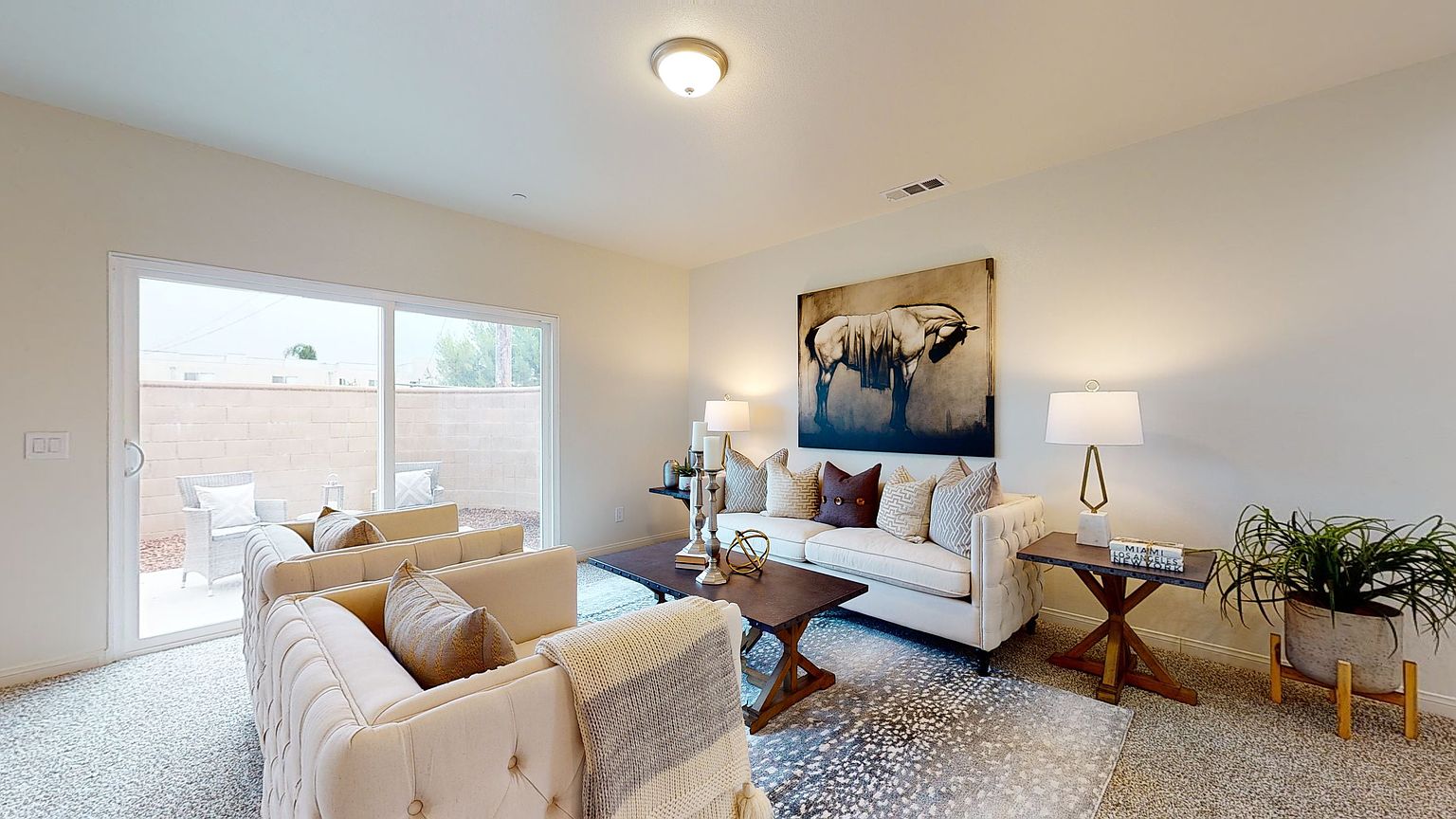 692 Ronald Way photo 3