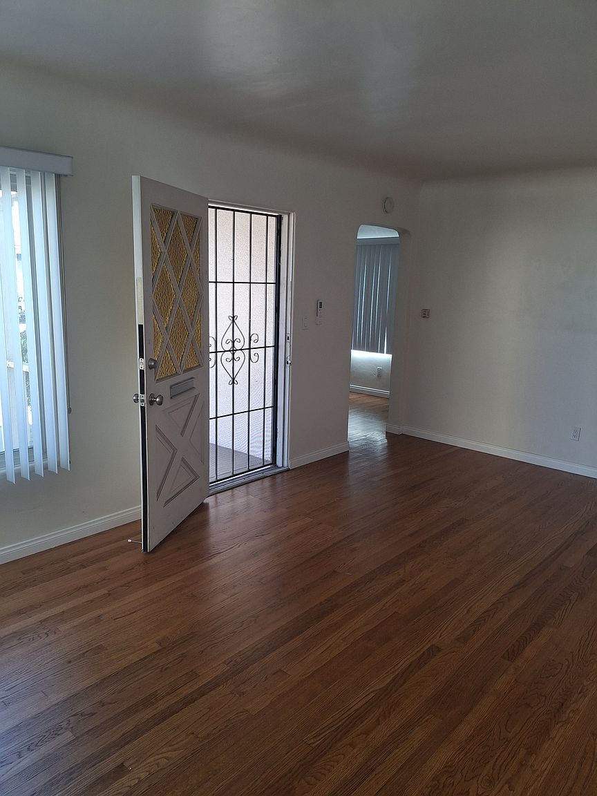 4540 52nd St photo 3