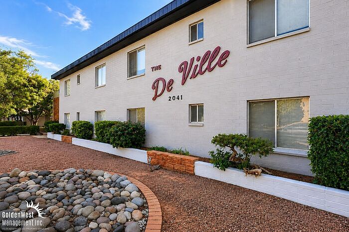 The De Ville photo 2