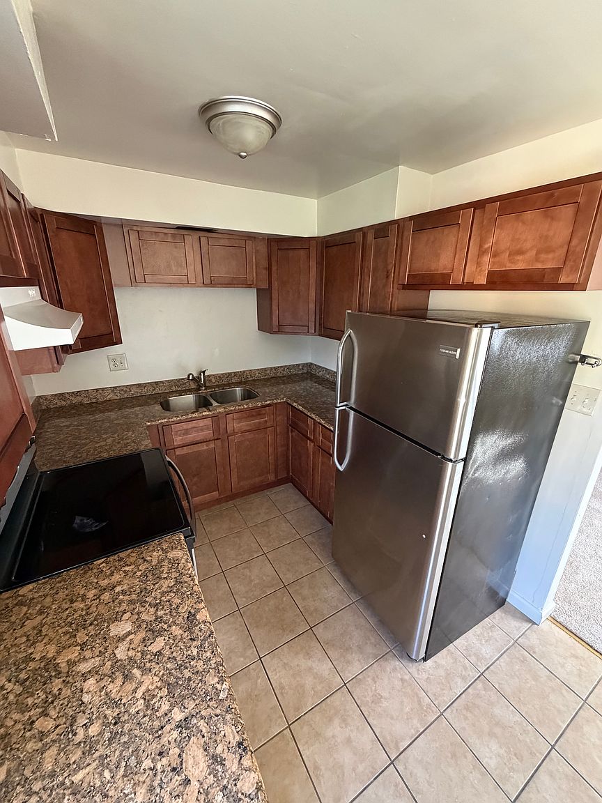 273 Macarthur Blvd photo 4