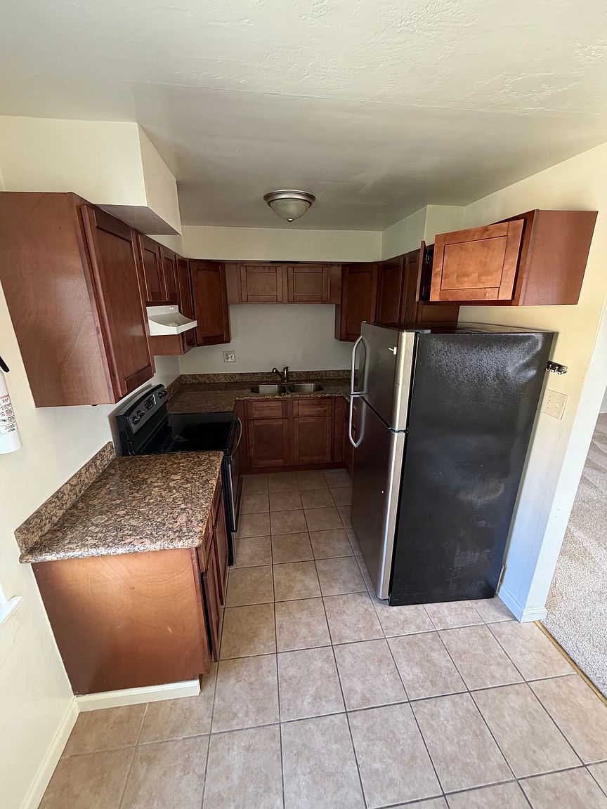 273 Macarthur Blvd photo 2