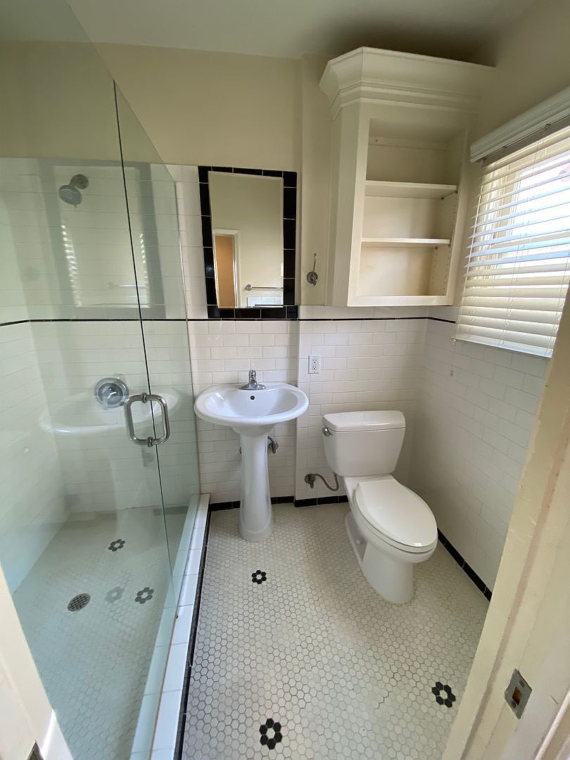 1045 Robinson Avenue photo 5