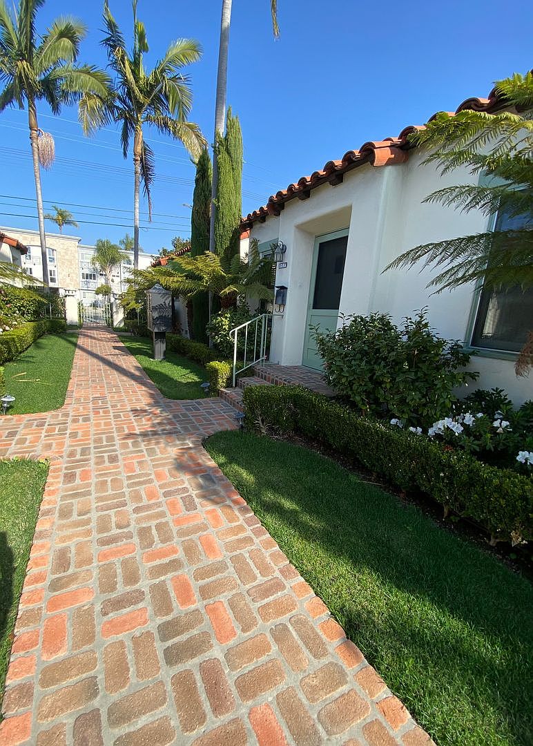 1045 Robinson Avenue photo 3