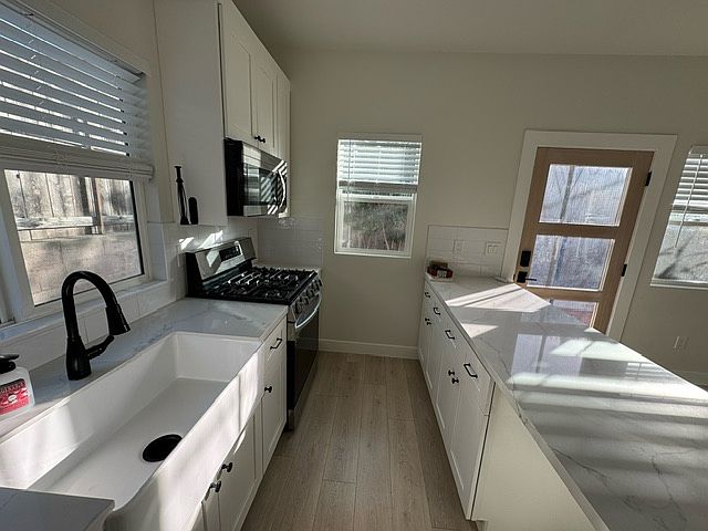 656 Dennis Ave photo 4