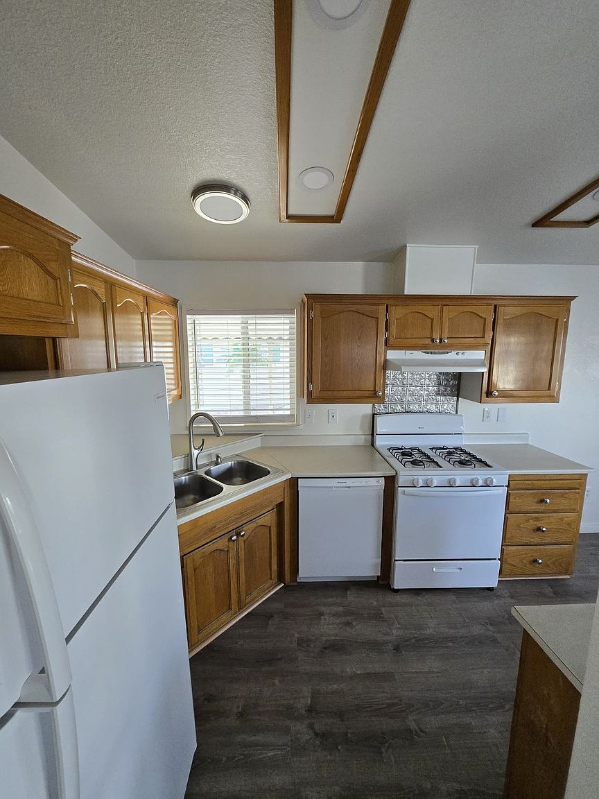 28 Bahama Dr photo 3