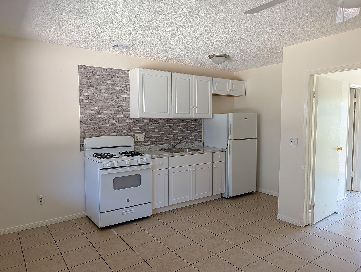 2285 Comstock St photo 2
