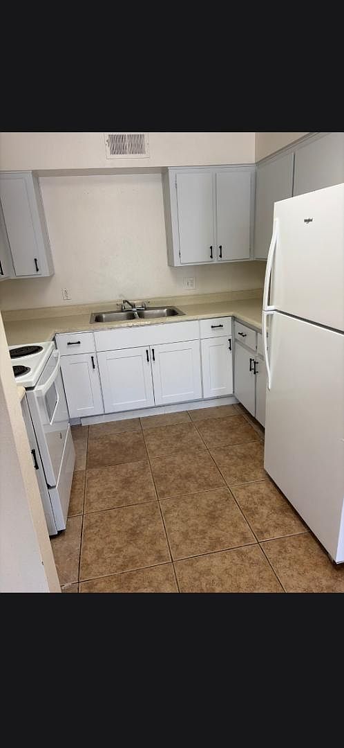 576 N San Marcos Dr photo 3
