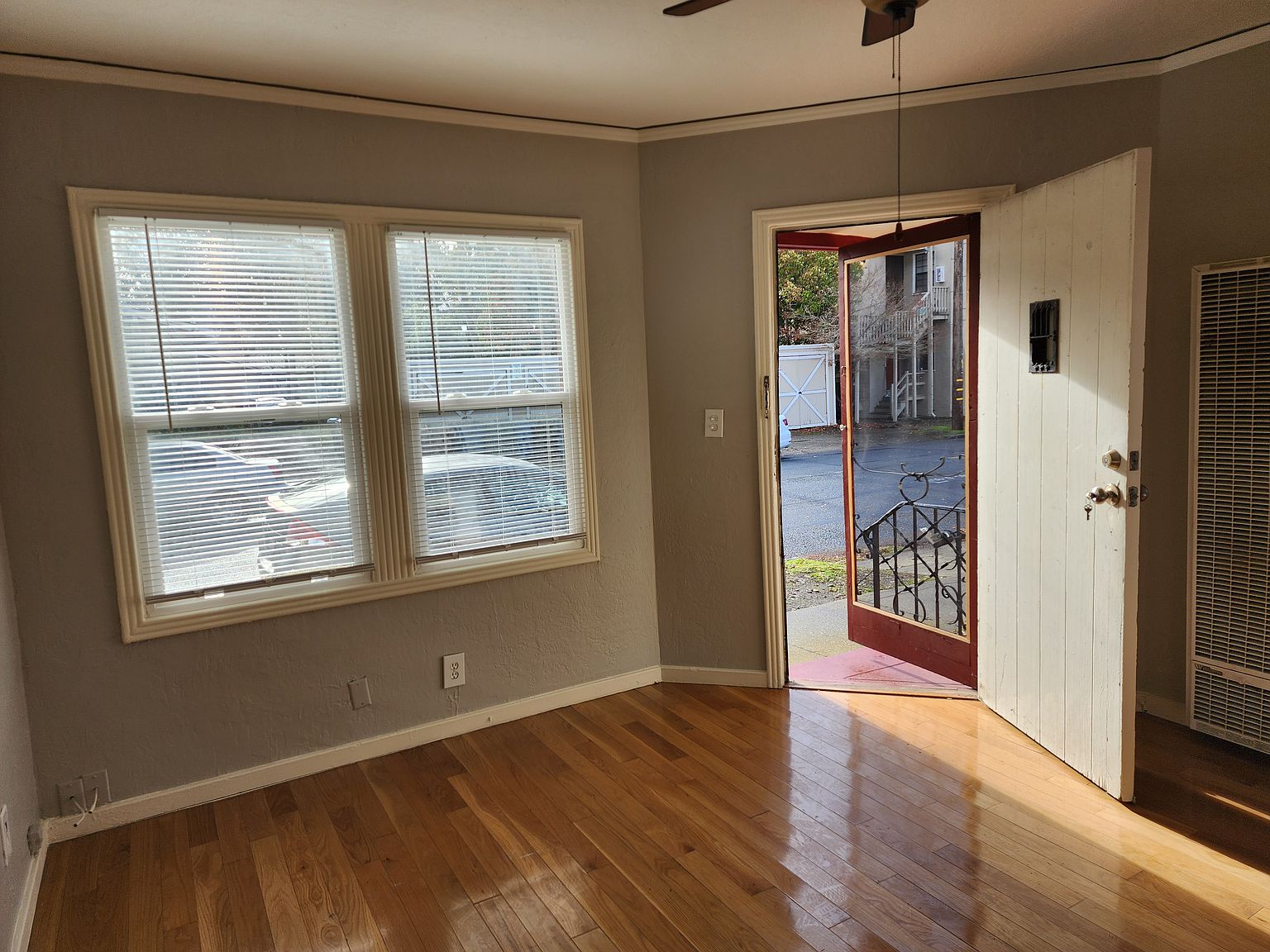 725 Mellus St photo 3