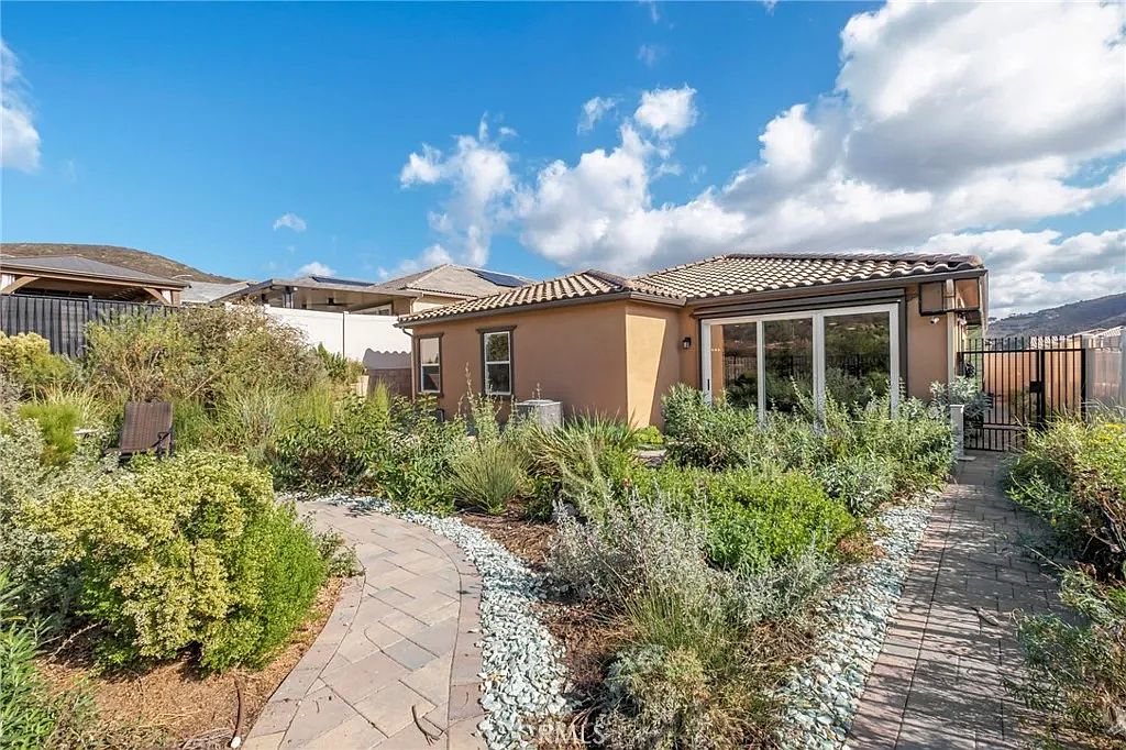 1373 Topanga Dr photo 5