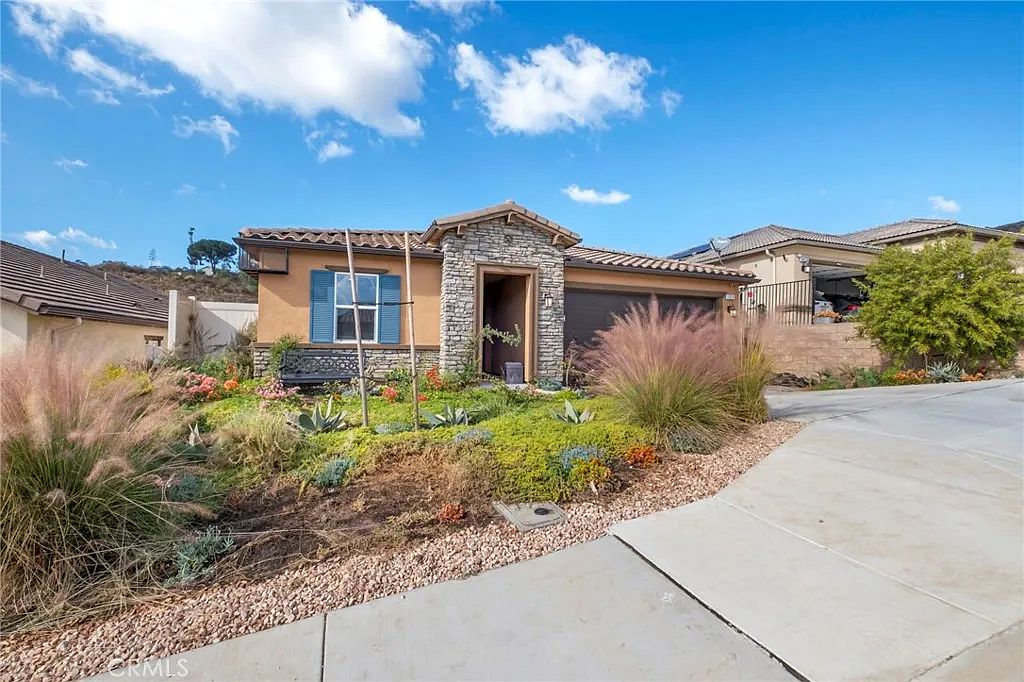 1373 Topanga Dr photo 3