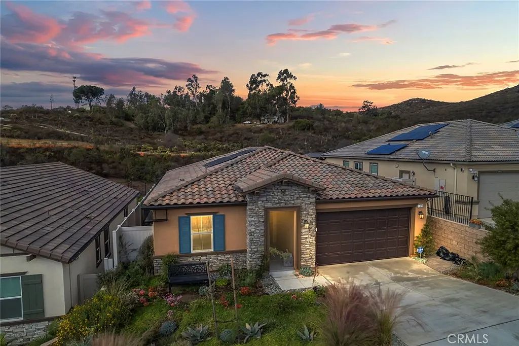 1373 Topanga Dr photo 2