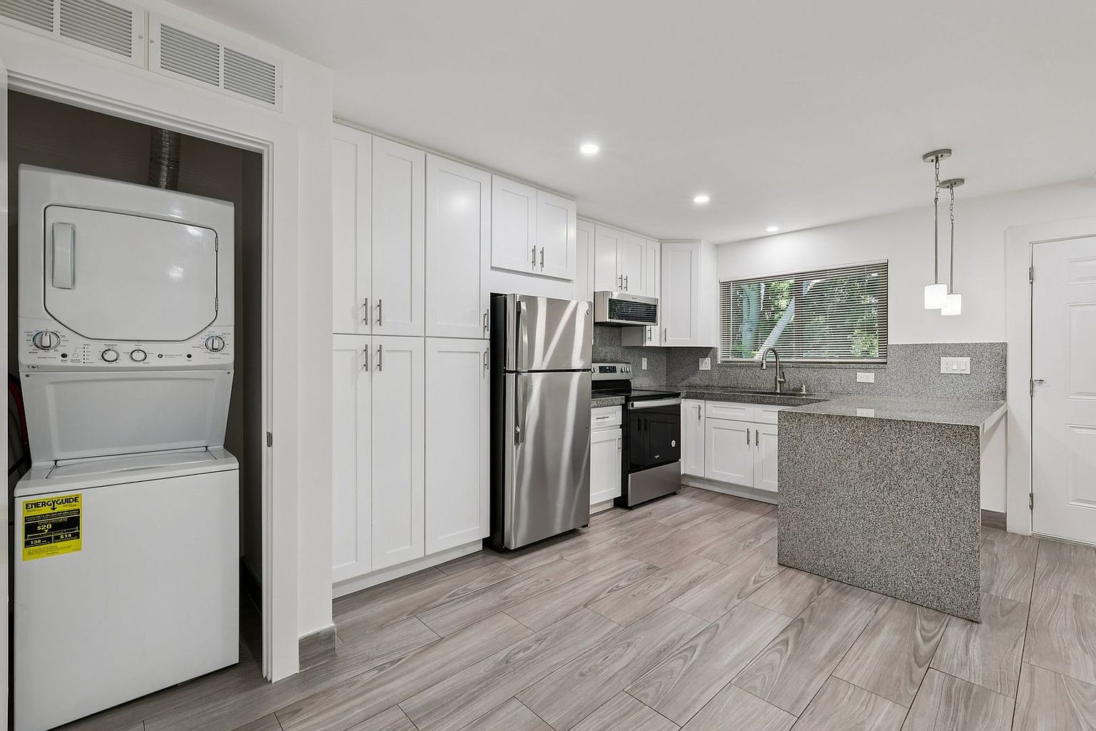 458 Ballantyne St photo 2