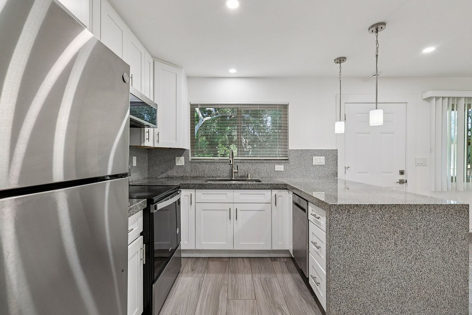 458 Ballantyne St photo 4
