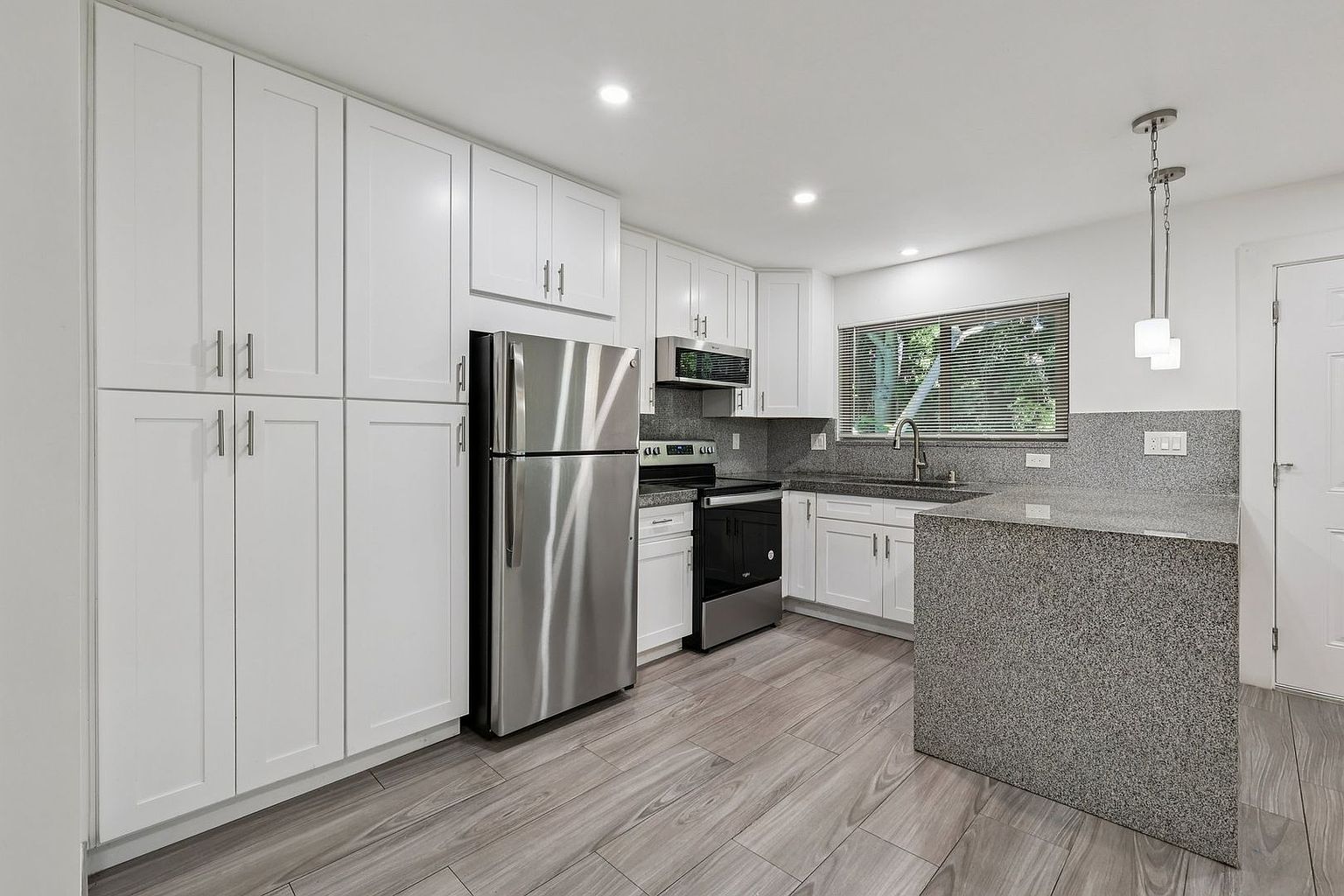 458 Ballantyne St photo 3