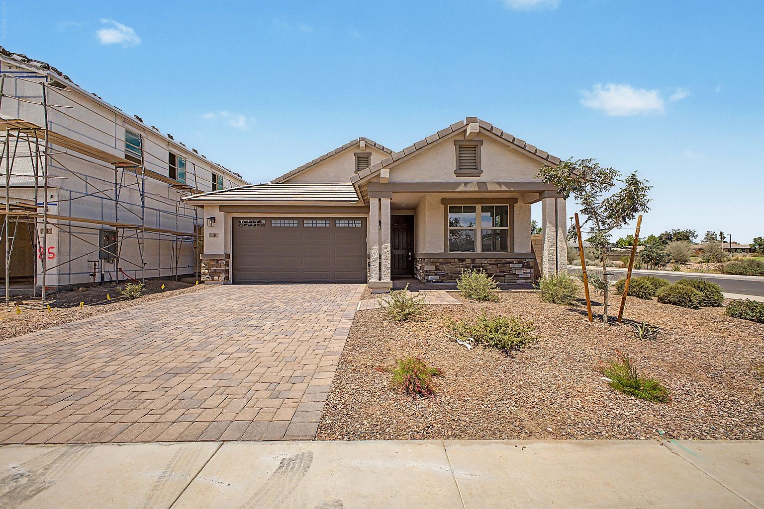 5330 W Harmont Dr photo 2