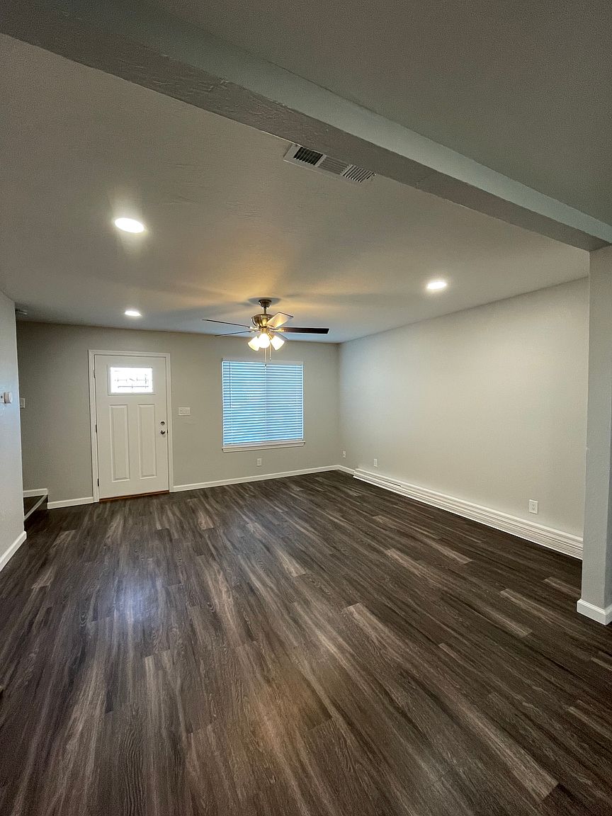 1063 Bluebell Dr photo 2