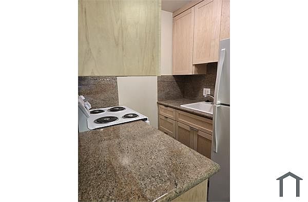 700 Richmond Ave photo 2