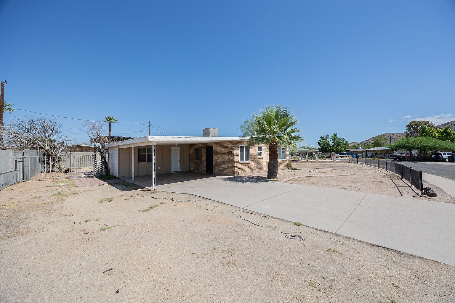 2130 W Cortez St photo 3