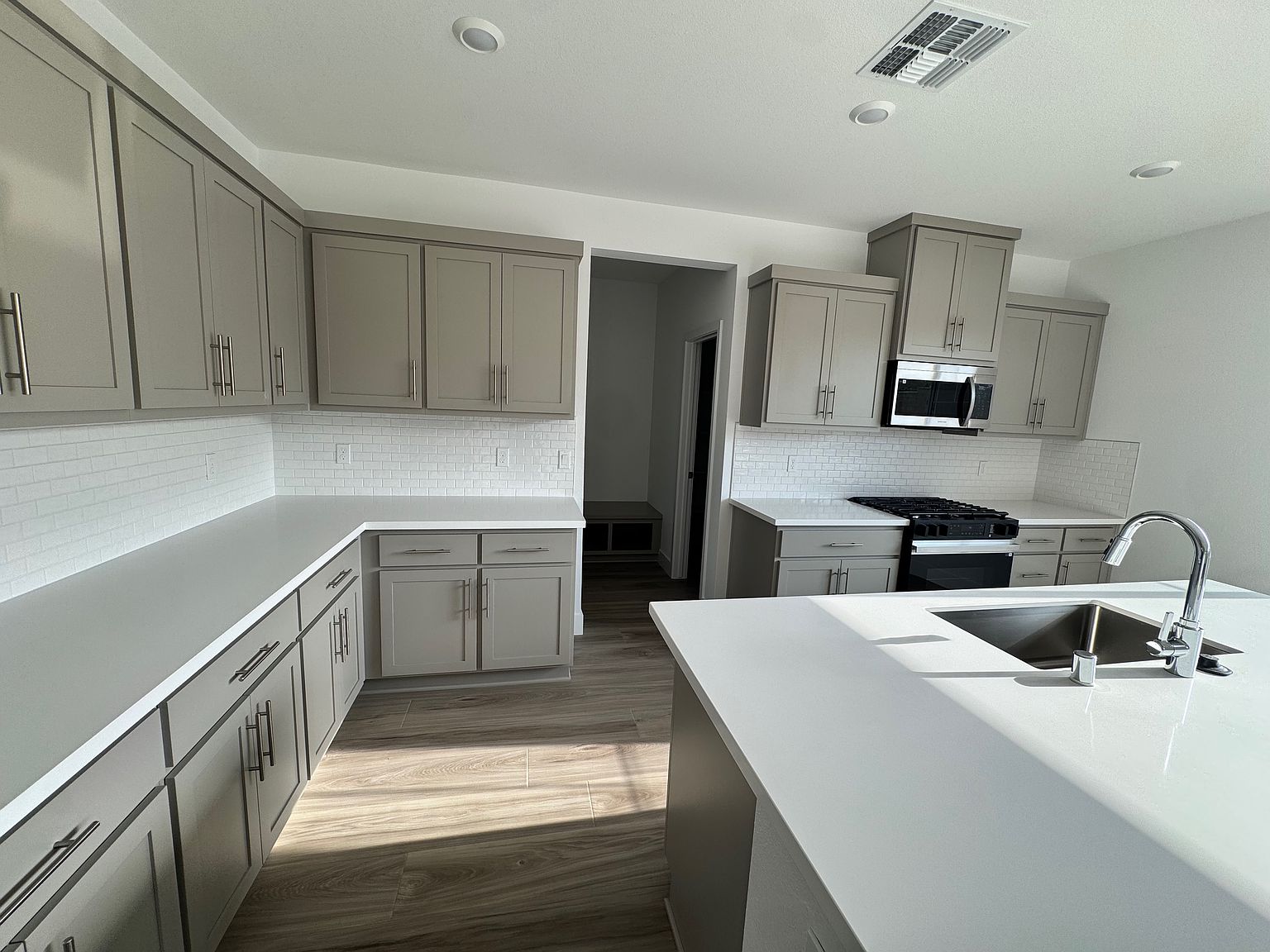 2912 Dapper St photo 4