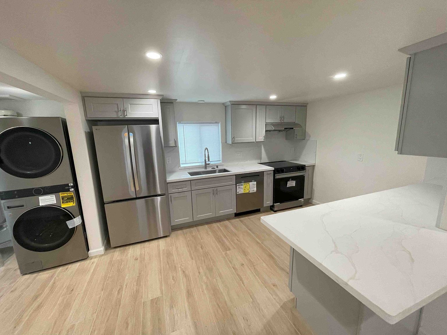 180 E Hedding St photo 3