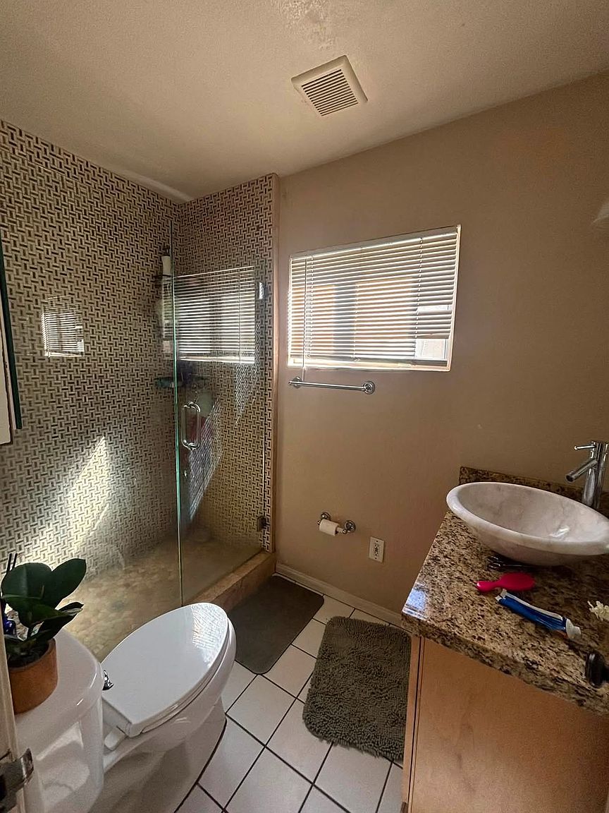 2827 Mission Blvd photo 3